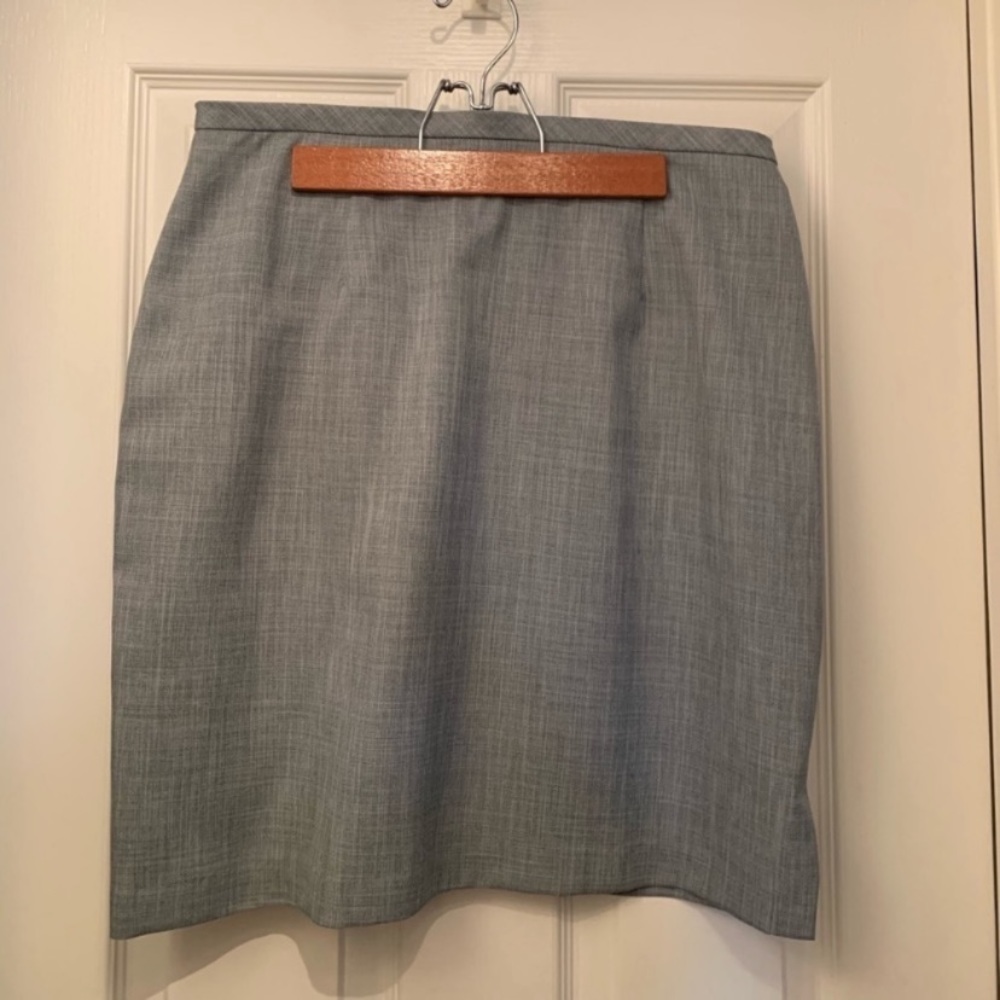 🧸2/$40 EUC Beechers Brook Grey knee Skirt - size 12